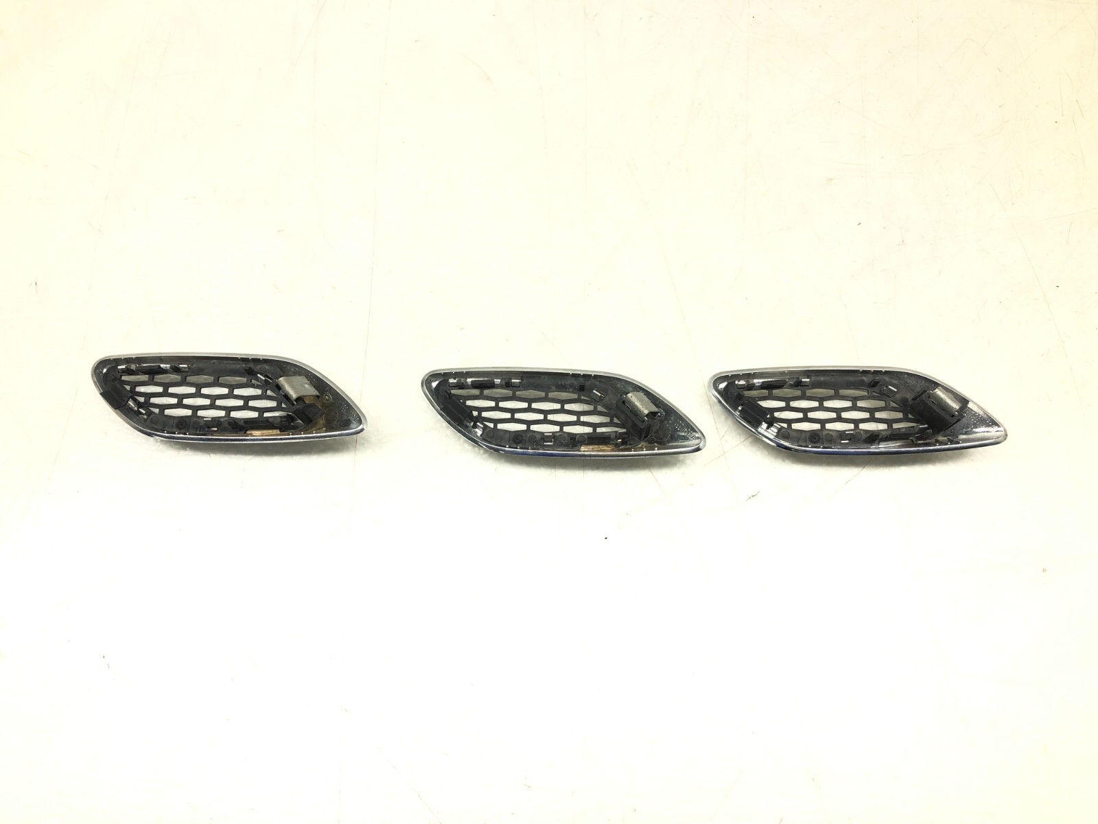 2017-2020 MASERATI LEVANTE RIGHT PASS FRONT FENDER VENT GRILL TRIM SET X3 OEM