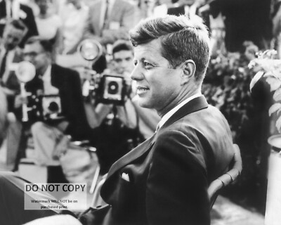 SENATOR JOHN KENNEDY HOLDS PRESS CONFERENCE IN OMAHA 1959 - 8X10 PHOTO (AA-163)