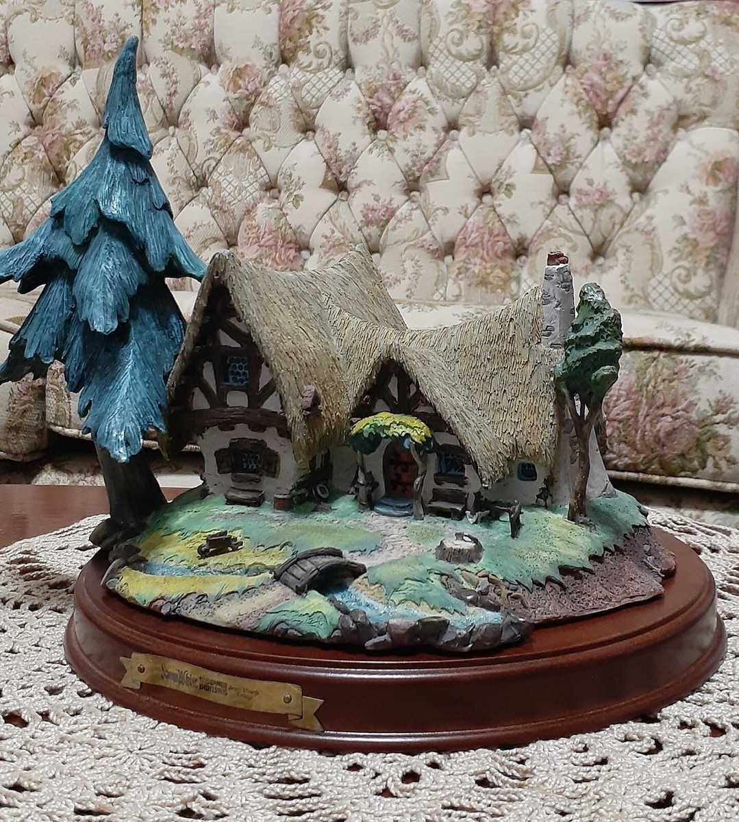 Disney~WDCC~THE SEVEN DWARFS' COTTAGE~41200/1028674~NIB/COA/DEED