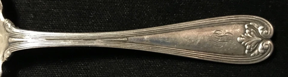 Cubiertos de plata de ley - Tamiz de azúcar colonial Tiffany pequeño con monograma Foto 2 de 4