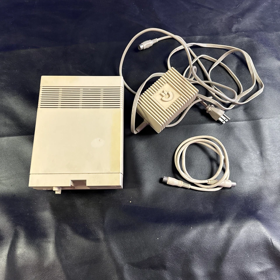 Commodore 1541-II Disc drive with Power Supply And Cable UNTESTED POWER'S ON!!! - Image 2 of 4