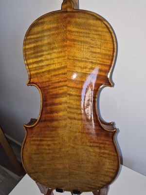Handmade 4/4 violin with flamed maple back and warm, balanced tone.Carbon Bow