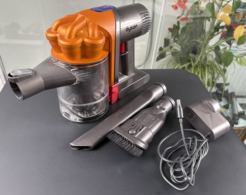 Dyson DC34 Gold Akku Staubsauger zwei Werkzeuge Ladegerät SAUBER & GUTER AKKU