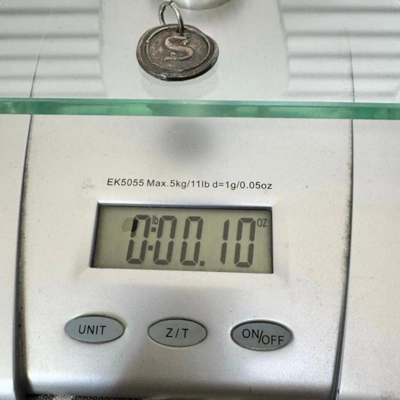 Dije de insignia poética del siglo para mujer encerado "S" inicial plata de ley 925 Foto 3 de 3