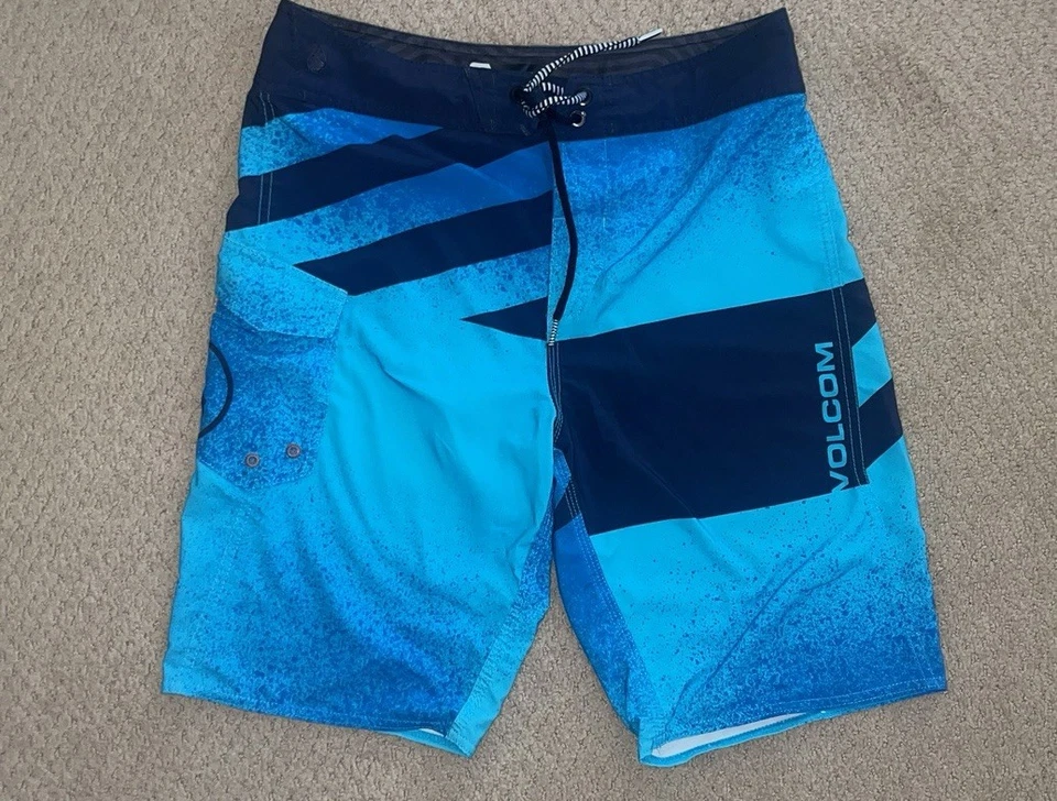 Lot Of 2 Men’s VOLCOM Stretch Surf Hybrid Land/Water Board SHORTS -Size 30 - Image 3 of 4