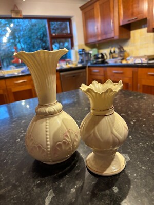2x BELLEEK PORZELLAN LOTUSBLÜTEN ÜBERLAUF VASE eine große, eine kleine.  