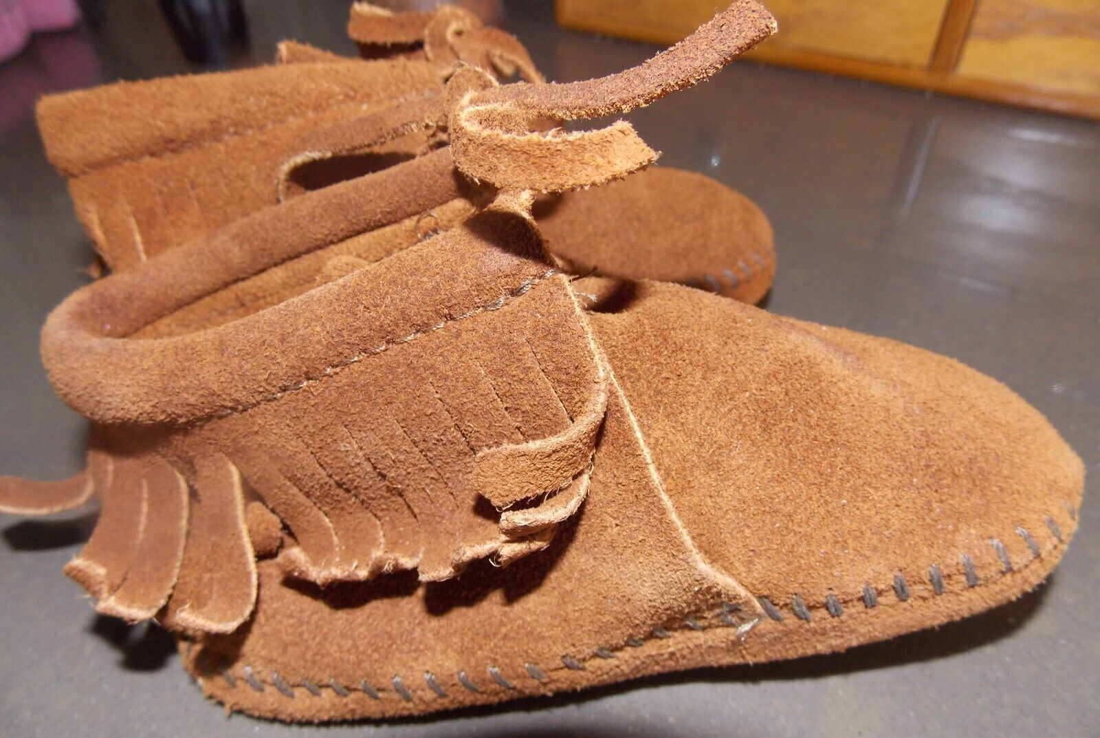 MINNE TONKAS CHILD Brown Leather moccasins --6" long- size 8
