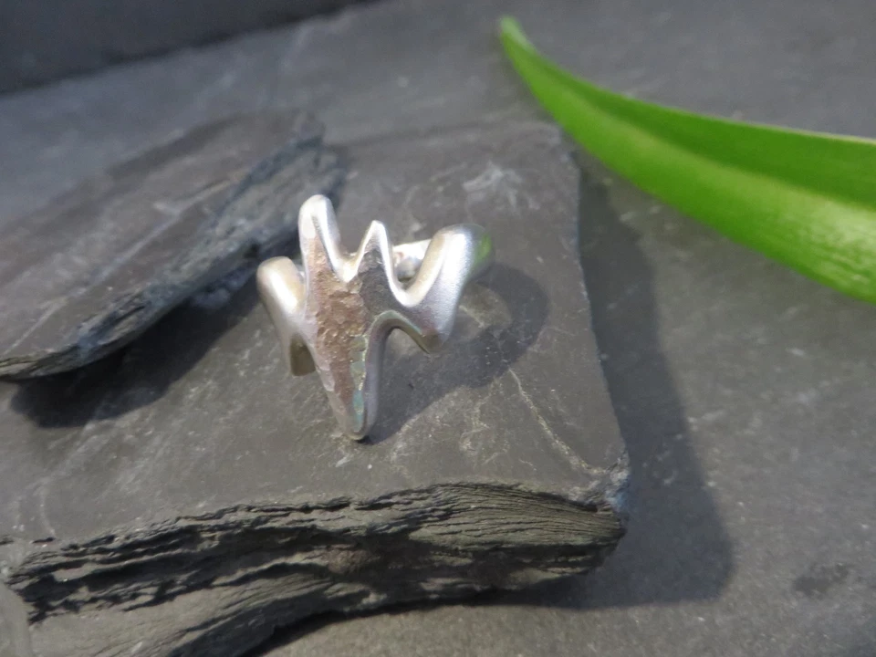 Schöner 925 Silber Ring Modern Abstrakt Designer Brutalist Welle Hammerschlag - Bild 4 von 4