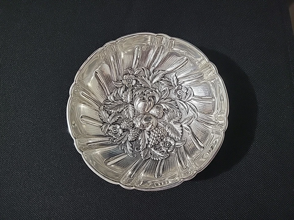 Plato de caramelo/bayas con patas de plata esterlina S. Kirk & Son 430 de colección 105 g Foto 4 de 4