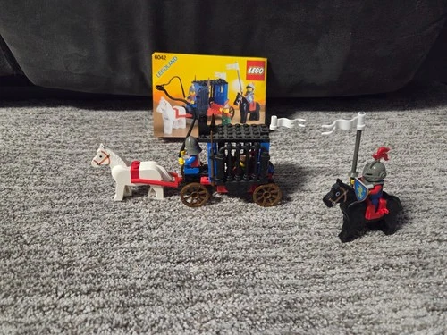 LEGO Castle 6042 Dungeon Hunters 100% complete with instruction manual