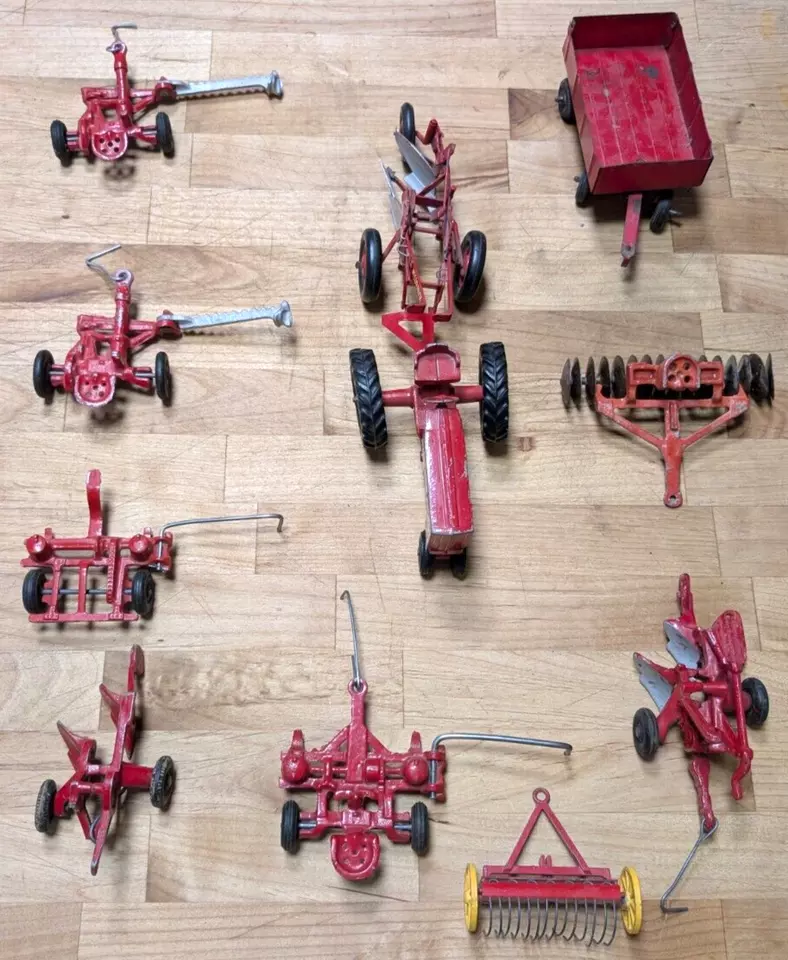 11 Pieces Diecast Tractor International Harvester FARMALL With Implements 1:32 - Image 4 of 4