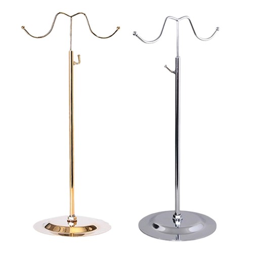 Un Magasin Avec Un Présentoir De Sacs à Main Et Une Pancarte Qui Dit