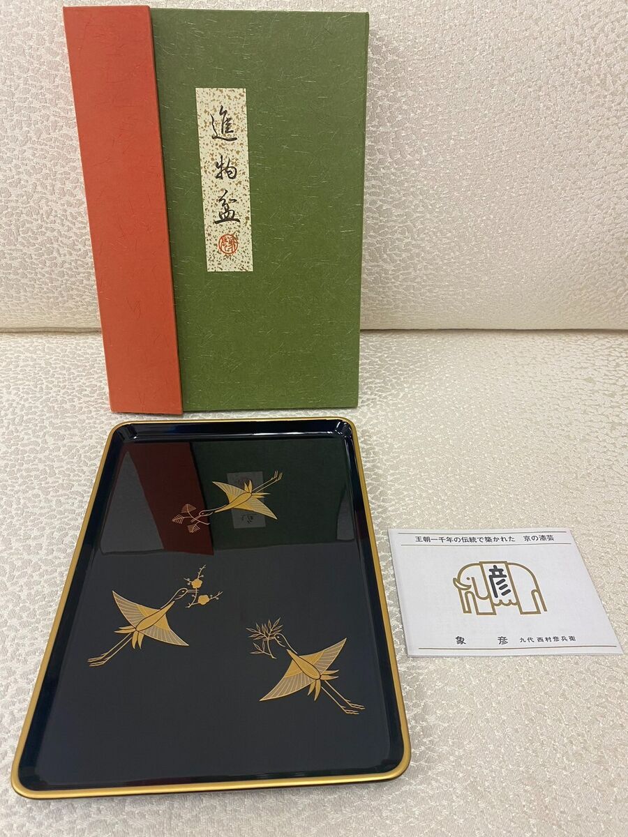 老舗漆器店「象彦」の黒鶴金蒔絵 菊形菓子鉢(幅19.5㌢、高9.5㌢) Japanese Kyoto
