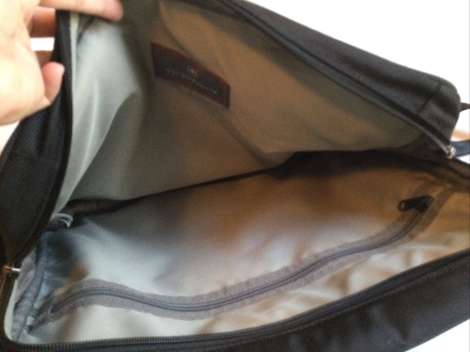 VICTORINOX Avolve Daypacker Zippered Shoulder Travel Messenger Tote Bag Black