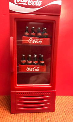 1:10-1:12 SCALE RED COCA-COLA FREEZER WITH 24BOTTLES +2PLASTIC CASES ACCESSORIES