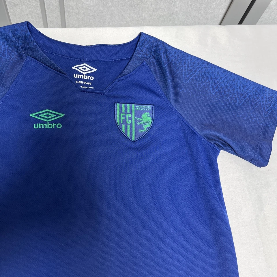 Camiseta de fútbol Umbro Manchester FC para niños talla pequeña 6/7 - buen estado Foto 3 de 4