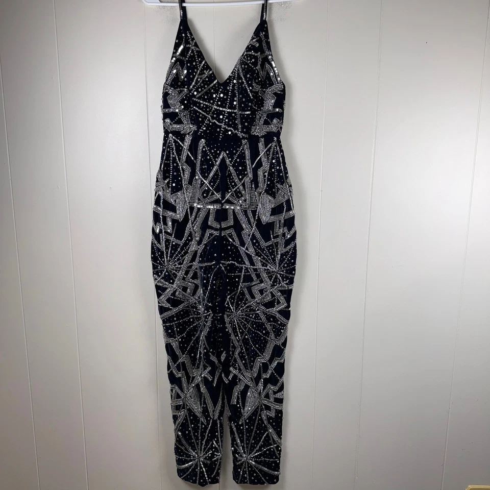 Mono con correa de espagueti estampado geométrico y lentejuelas de terciopelo azul marino de ASOS Foto 2 de 4