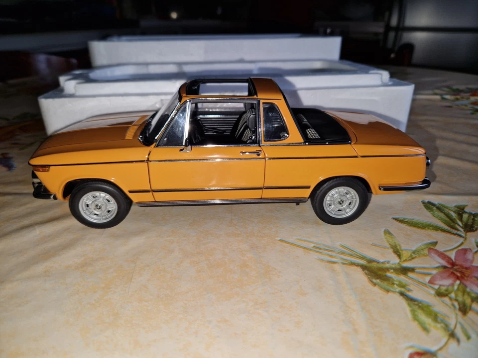 1:18 AUTOart BMW 2002 Cabrio/Convertible - Immagine 2 di 4
