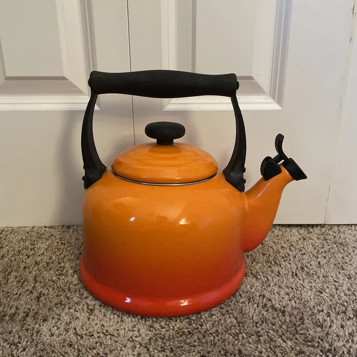 Le Creuset Whistling Tea Kettle Orange Flame 2.1 Liter/ 2.2 Quarts Enamel  Steel