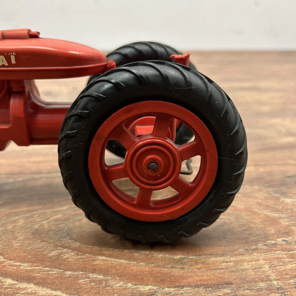 Tractor de colección International Harvester IH Farmall 1/16 juguete granja de plástico ** Foto 3 de 4