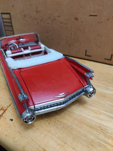 Danbury Mint 1959 Cadillac Series 62 Convertible 1:24 Diecast Car - Picture 4 of 9