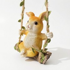Hase auf Schaukel niedlich Hasenfigur farbecht f&uuml;r Garten, Terrasse,