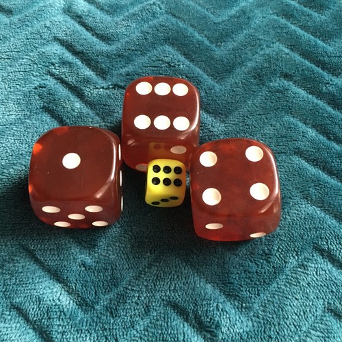 Lot De 3 Dés Anciens En Bakelite Catalin - Poids Total 36 Grammes - Occasion