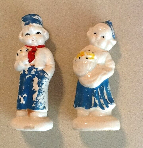Salt and pepper shakers  ●  Dutch Boy and Girl  ●  S and P holes  ●  Vintage+ - Picture 1 of 7