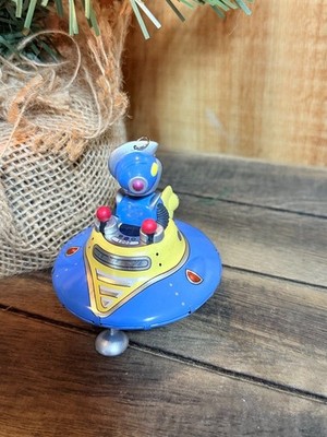 Hallmark 2001 Robot Parade Ornament, Series #2, Flying Saucer UFO, Nello William