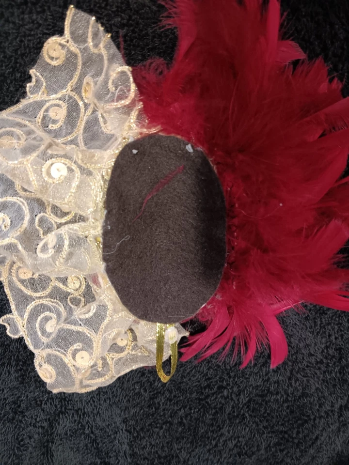 Elegante máscara femenina pequeña tono rojo y dorado Foto 2 de 2