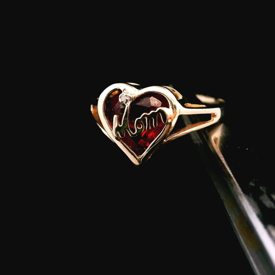 Anillo Corazón “Mamá” Oro Amarillo 10KT 1.3dwt con Diamante – Talla 7.25 Foto 3 de 4