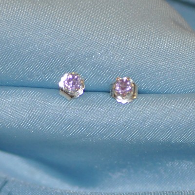 3,0 MM RUNDE AMETHYST OHRSTECKER ERDE ABGEBAUT HANDGEFERTIGT IN STERLINGSILBER