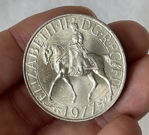 2 Vintage Commemorative Coins Elizabeth II Silver Jubilee Philip Wedding 1972-77 - Picture 2 of 5