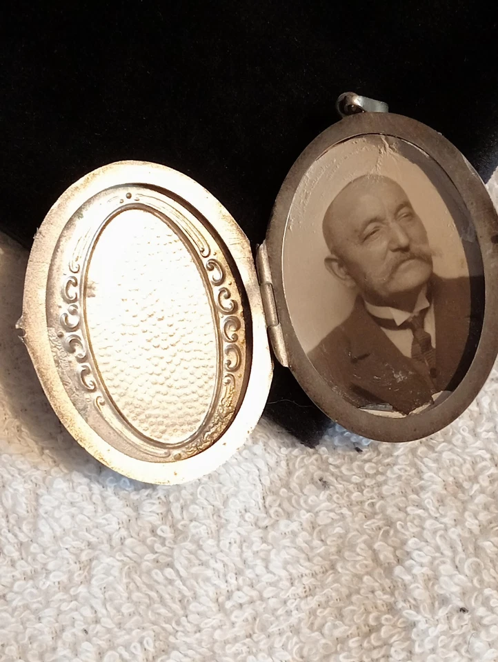 Älteres Medaillon mit Emaille Scherenschnitt (M) - Bild 4 von 4