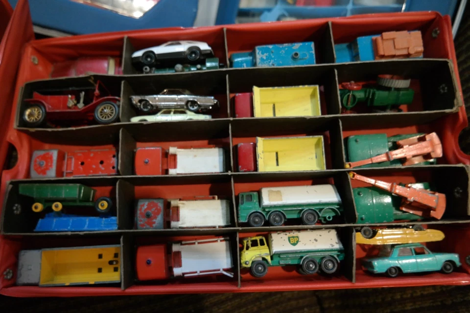 135 Vintage MATCHBOX Lesney Series Cars Truck 2 Cases 60's 70's 80's Hot Wheels - Image 4 of 4