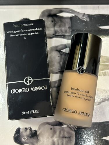 Nuovo con scatola Giorgio Armani ~ 8 marrone neutro ~ fondotinta in seta luminosa impeccabile - Foto 1 di 8