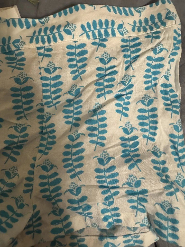 Pantalones Cortos Right Bank Bebés Niñas Blanco y Verde Azulado Reversible Lino Floral Vid; 5T Foto 3 de 4