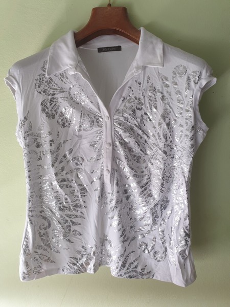Camiseta blanca y plateada. Talla L.