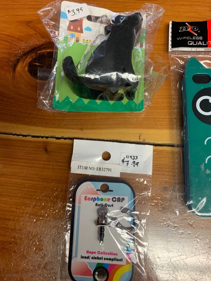 Fundas para iPhone 4/4S. (5) Dijes de enchufe/teléfono antipolvo. (5) Soporte iPhone para perro. Foto 4 de 4