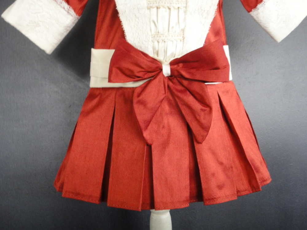 Robe En Soie Pour Poupée De 45 Cm - Dentelles Anciennes - Georgette Bravot (France, 1947)