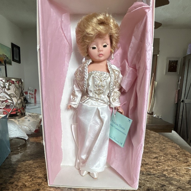 Madame Alexander Princess Diana Commemorative Doll 1997 16in Boxed