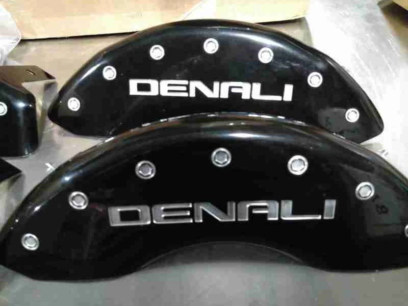 Juego de 4 cubiertas de pinza MGP grabadas negras y plateadas para 15-20 GMC Denali 34015SDNLB Foto 4 de 4