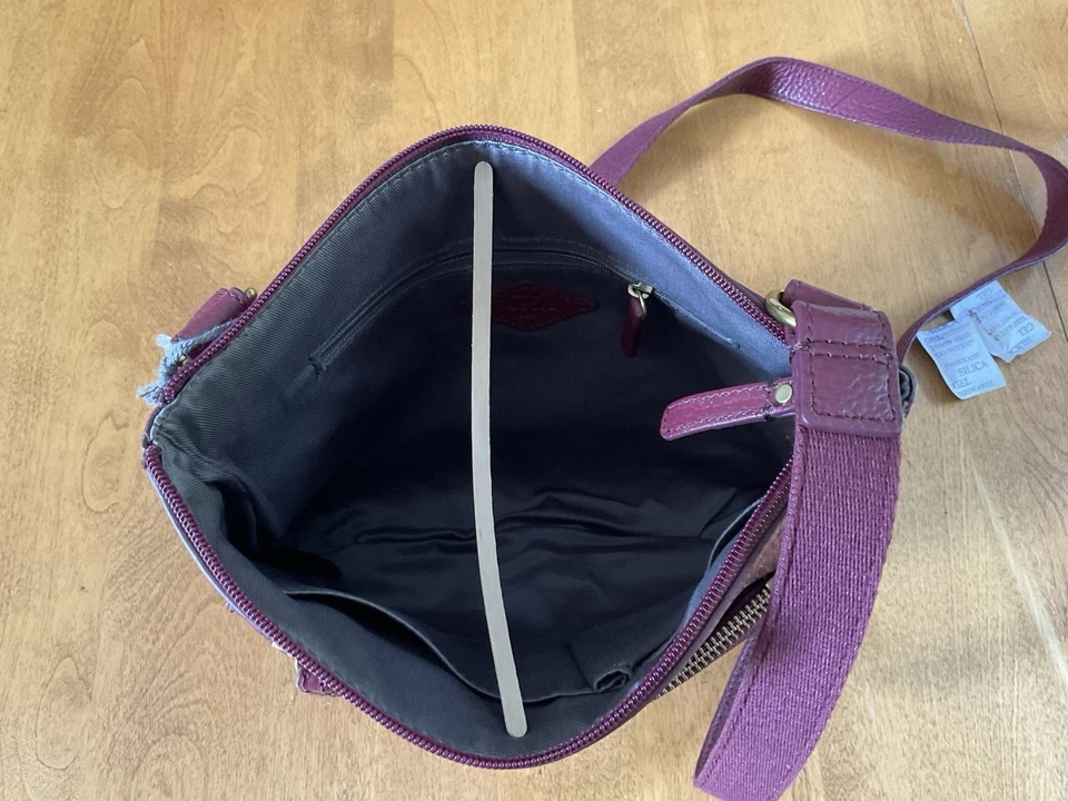 全新带标签! Fossil Tessa 卵石皮革斜挎包葡萄酒 — 第 3/4 张图片