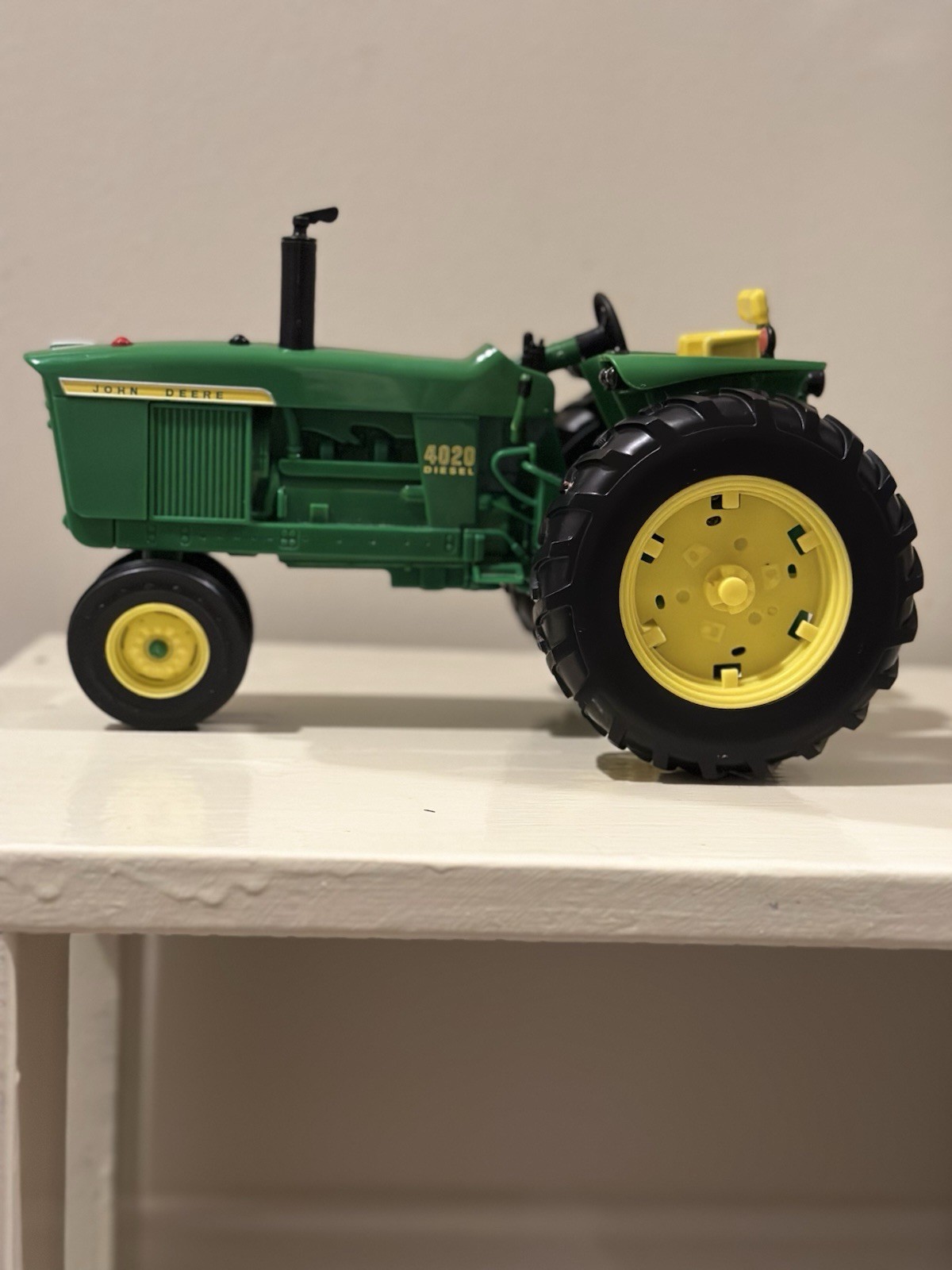 John Deere 4020 Diesel Tractor by Tomy with Sound and Lights 1:64