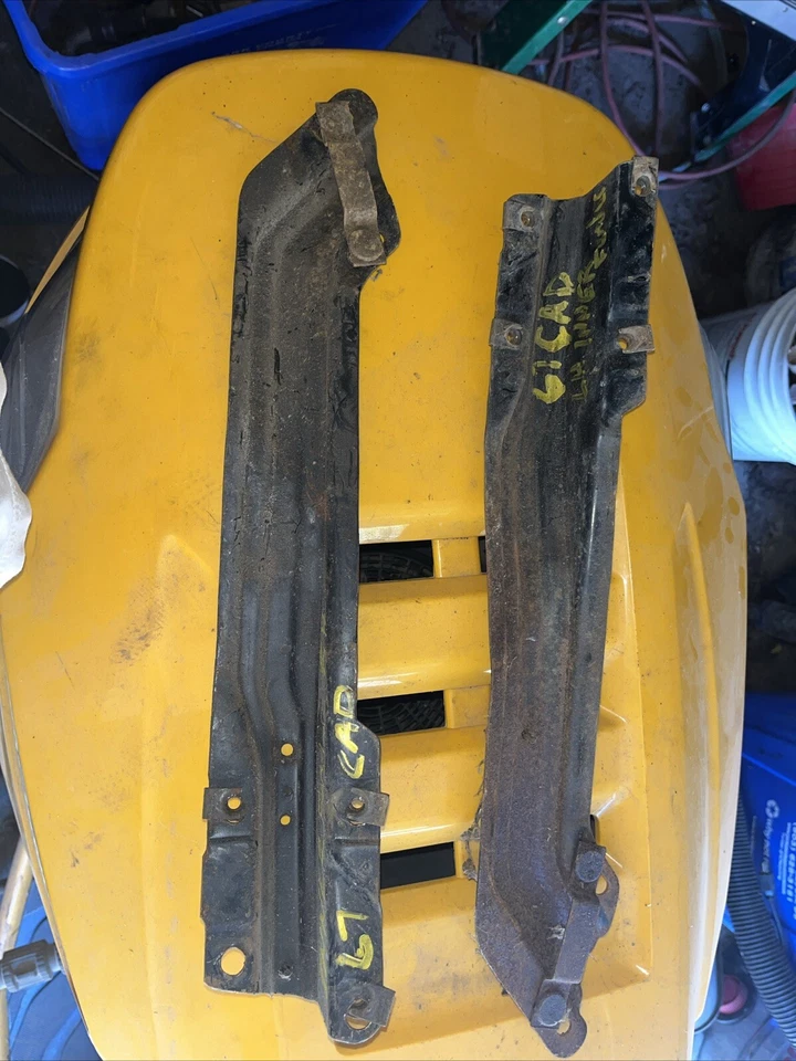 Кронштейны от переднего внутреннего крыла до капота 1967 Cadillac Deville Fleetwood - Изображение 2 из 2