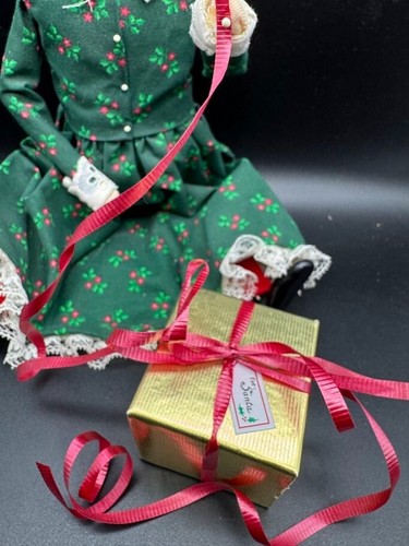 Byers Choice The Carolers Granny Mrs Claus wrapping present Christmas Figure - Picture 4 of 7