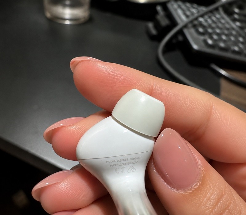 Original Apple Airpods Pro 2nd Generation A3048- LEFT side Only - Case included