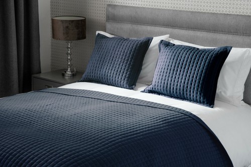 Lightly Quilted Cotton Rich Bedspread Bed Runner Filled Cushion Navy Blue - Picture 2 of 3