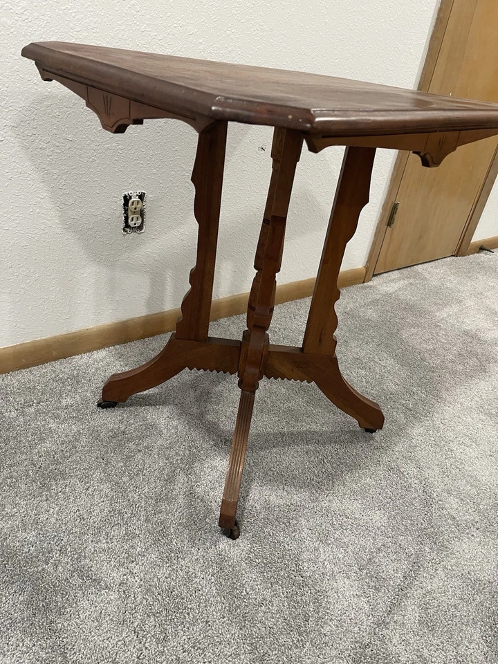 Se trata de una mesa de salón vintage de madera (roble) con ruedas. Foto 2 de 4