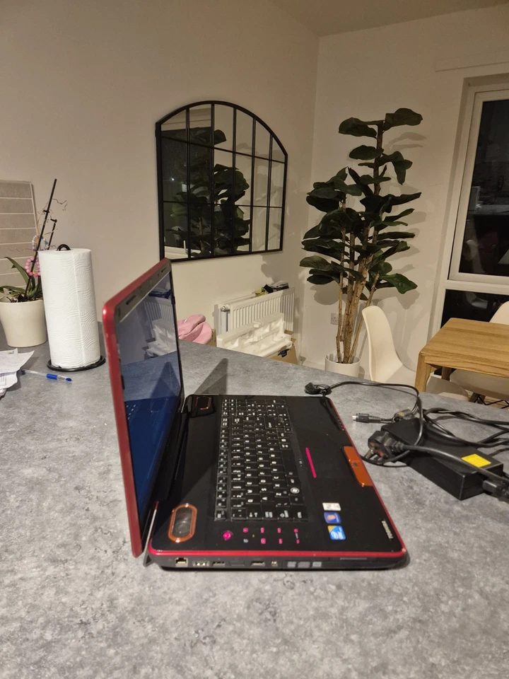 Toshiba qosmio X500 18.4 INCH, Winds 10 Pro, 256GB + 6GB RAM + FAST UK🇬🇧 POST! - Image 3 of 4
